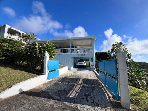 Quartier la Fleury GuinéにあるCheerful 3 bedroom home with stunning viewsの車庫付きの家