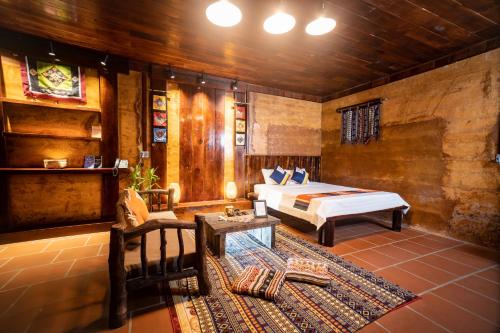 Ένα ή περισσότερα κρεβάτια σε δωμάτιο στο H'mong Village Resort Ha Giang