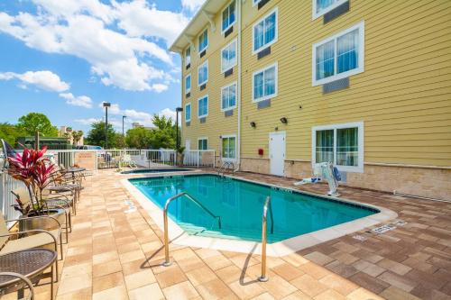 a swimming pool in front of a building at TownePlace Suites Jacksonville Butler Boulevard in Jacksonville