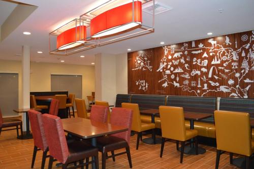 a dining room with a table and chairs at TownePlace Suites by Marriott Olympia in Olympia