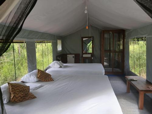 Postel nebo postele na pokoji v ubytování Makulu Jungle Camping Sigiriya