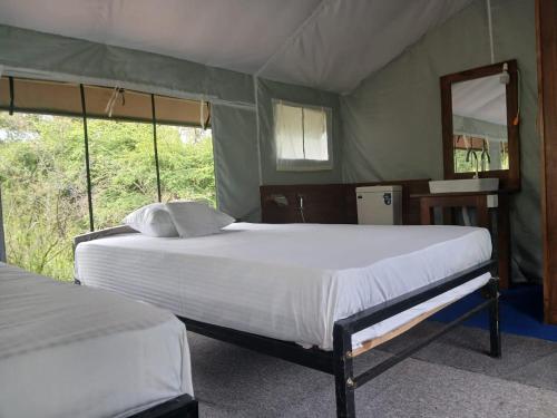 Postel nebo postele na pokoji v ubytování Makulu Jungle Camping Sigiriya