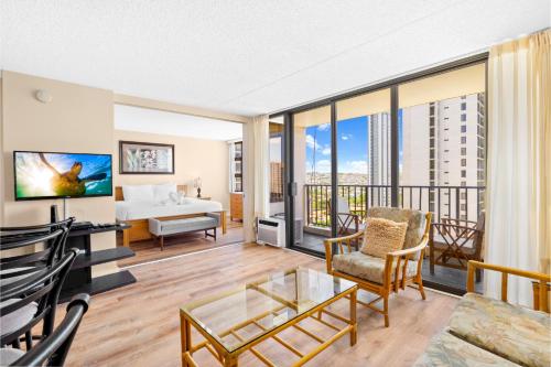 Postel nebo postele na pokoji v ubytování Waikiki Banyan T1-19FL FreeParking King & Sofa Beds