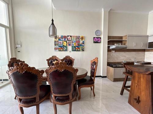 a dining room table and chairs in a kitchen at Villa Lisha Orolas in Blimbing