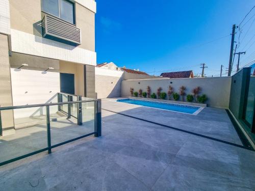 Hồ bơi trong/gần Apartamento ampla sacada vista mar e piscina em Matinhos PR