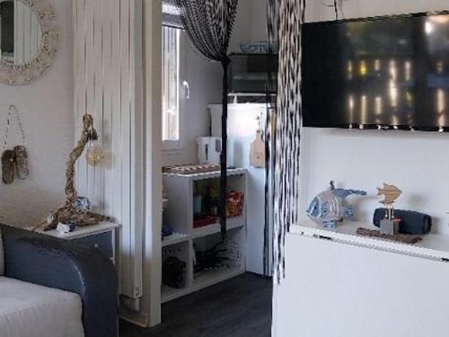 - un salon avec un réfrigérateur et un canapé dans l'établissement Studio rénové à 150m de la plage avec vélos et animaux acceptés - FR-1-494-199, à Saint-Georges-de-Didonne