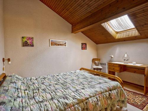 une chambre avec un lit, un bureau et une fenêtre dans l'établissement Duplex T3 avec terrasse à 250m de la plage, centre Arcachon - FR-1-433-130, à Arcachon