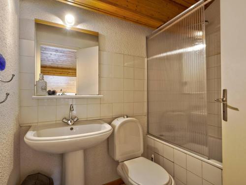 une salle de bain avec un lavabo, des toilettes et un miroir dans l'établissement Duplex T3 avec terrasse à 250m de la plage, centre Arcachon - FR-1-433-130, à Arcachon