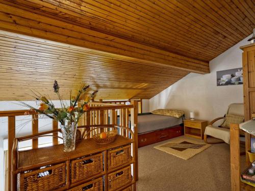 - une chambre avec un lit et un vase de fleurs sur une commode dans l'établissement Duplex T3 avec terrasse à 250m de la plage, centre Arcachon - FR-1-433-130, à Arcachon