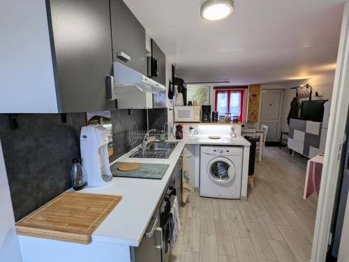 Il comprend une cuisine équipée d'un lave-linge et d'un sèche-linge. dans l'établissement Maison de ville confortable proche nature, idéale pour 4 personnes - FR-1-589-772, à Raon-lʼÉtape