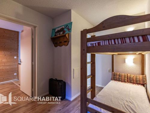 - une chambre avec 2 lits superposés et un couloir dans l'établissement Appartement T3 avec terrasse, jardin et piscines à Cauterets - FR-1-401-310, à Cauterets