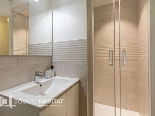 une salle de bain avec un lavabo et une douche en verre dans l'établissement Appartement T3 avec terrasse, jardin et piscines à Cauterets - FR-1-401-310, à Cauterets