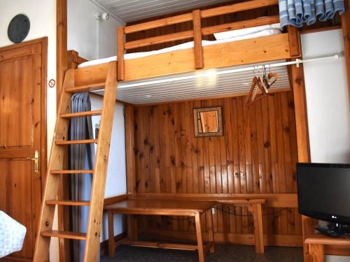 Ce lit superposé se trouve dans un dortoir doté d'un bureau et d'une télévision. dans l'établissement Studio Charmant à Font-Romeu avec Vue Pyrénées - FR-1-580-128, à Font-Romeu-Odeillo-Via