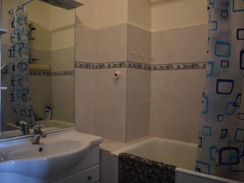 une salle de bain avec un lavabo, une baignoire et une douche dans l'établissement Studio Charmant à Font-Romeu avec Vue Pyrénées - FR-1-580-128, à Font-Romeu-Odeillo-Via