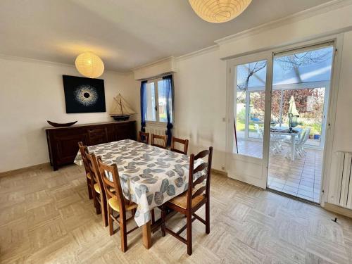 une salle à manger avec une table et des chaises ainsi qu'une terrasse dans l'établissement Maison Port-Louis 4 chambres, accès plage, WIFI, animaux admis - FR-1-479-205, à Port-Louis