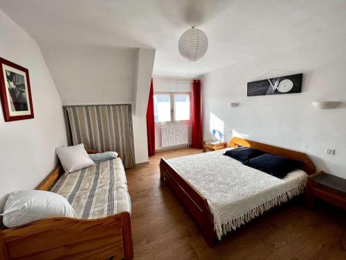 une chambre avec deux lits et une fenêtre dans l'établissement Maison Port-Louis 4 chambres, accès plage, WIFI, animaux admis - FR-1-479-205, à Port-Louis