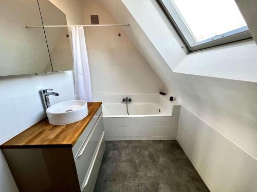 une salle de bain avec un lavabo et une baignoire dans l'établissement Maison Port-Louis 4 chambres, accès plage, WIFI, animaux admis - FR-1-479-205, à Port-Louis