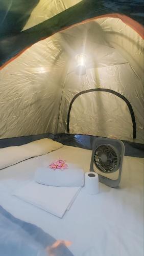 En eller flere senge i et værelse på AKOYA Beachfront Tent house