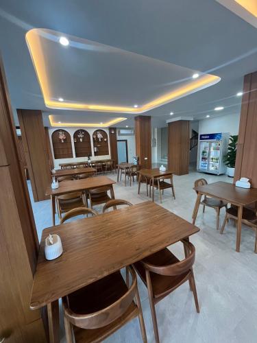 a restaurant with tables and chairs in a room at View khong Hotel โรงแรมวิวโขง in Golden Triangle
