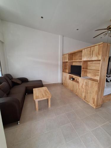 Μια τηλεόραση ή/και κέντρο ψυχαγωγίας στο Jungle Village Bungalow