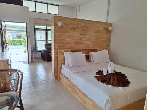 Postel nebo postele na pokoji v ubytování Jungle Village Bungalow