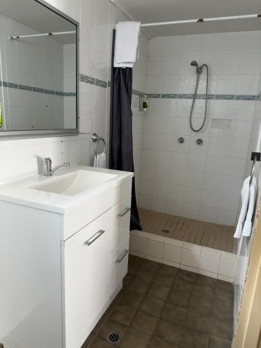 Un baño de The Q Motel Rockhampton