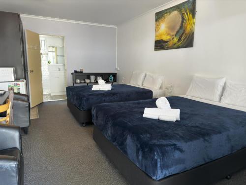 Una cama o camas en una habitación de The Q Motel Rockhampton