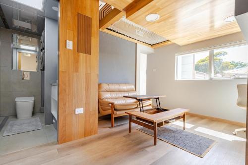 グレネルグにあるCinema Under the Stars, Near Beach, CBD & Airportのソファとテーブルのあるリビングルーム