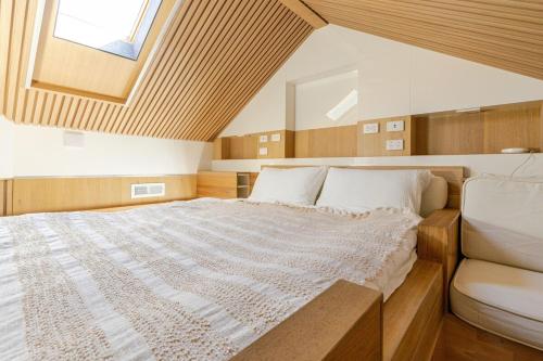 グレネルグにあるCinema Under the Stars, Near Beach, CBD & Airportの窓のある大きなベッドのある寝室