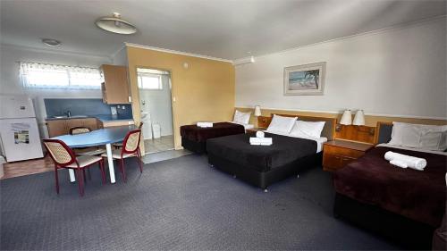 Una cocina o cocineta en The Q Motel Rockhampton