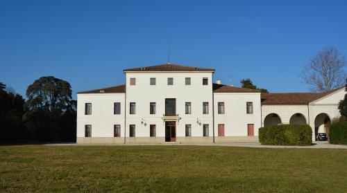 RosàにあるB&B Giardino Jappelli (Villa Ca' Minotto)の広い芝生の庭のある白い大きな建物