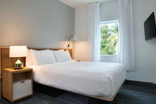 Кровать или кровати в номере TownePlace Suites Fort Lauderdale West
