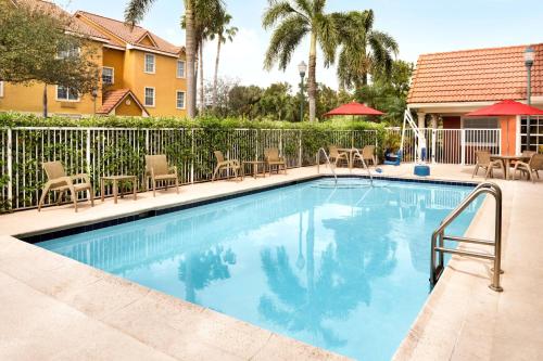Бассейн в TownePlace Suites Fort Lauderdale West или поблизости