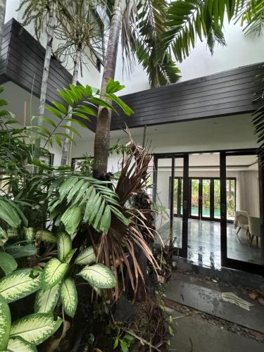 タナロットにあるCalm in Baliの黒屋根の熱帯住宅