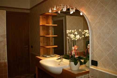 bagno con lavandino e specchio di Ca' Del Sasso a Verona