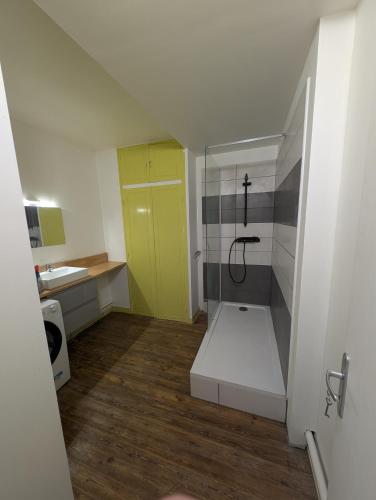 La petite salle de bains est pourvue d'une douche et d'un lavabo. dans l'établissement Appartement 2 chambres 4 personnes, à Sainte-Reine-de-Bretagne