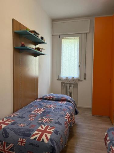 a bedroom with a bed and a window at A 3 passi da tutto in Treviso