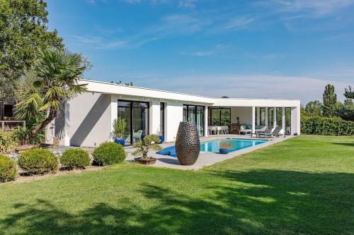 une maison avec une piscine dans une cour dans l'établissement Secret Lovely, à Seysses