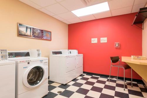 a laundry room with a washer and dryer at TownePlace Suites by Marriott Kalamazoo in Portage
