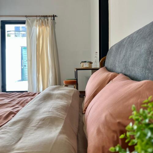 sypialnia z łóżkiem i oknem w obiekcie Anh's House w Ho Chi Minh