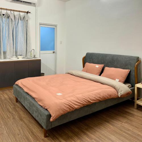 sypialnia z łóżkiem z pomarańczową kołdrą w obiekcie Anh's House w Ho Chi Minh