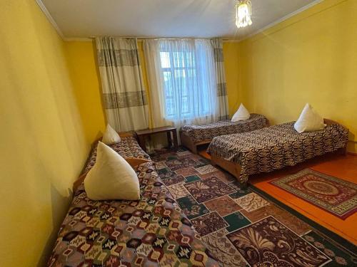 Katil atau katil-katil dalam bilik di Otel Issyk-Kul Karakol