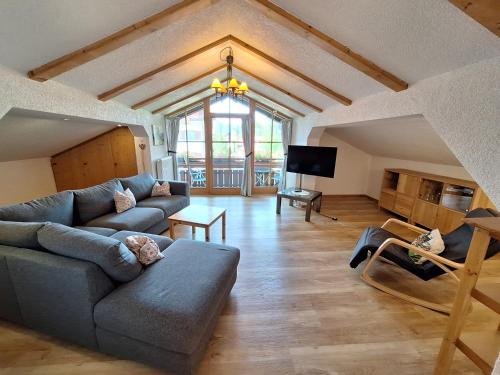 レッテンベルクにあるGästehaus Luitzのソファとテレビのあるリビングルーム