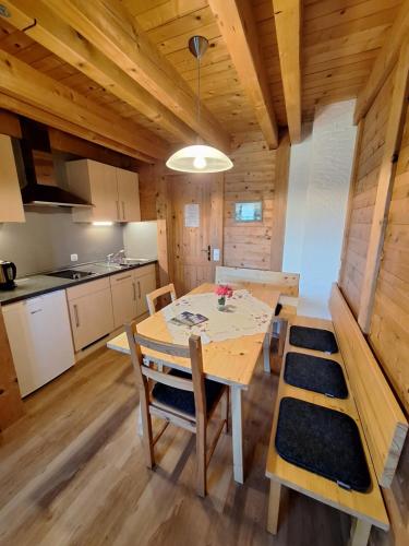 Gästehaus Luitzにあるキッチンまたは簡易キッチン