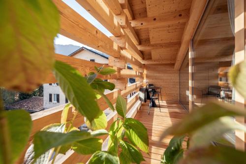 a room with a wooden ceiling and a plant at Boutique Hotel Casa Giovanoli in Tomils