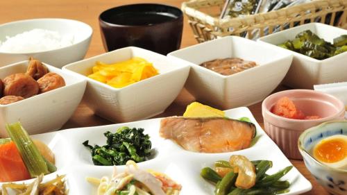 einen Tisch mit Schalen verschiedener Arten von Lebensmitteln in der Unterkunft Hotel Paco Obihiro Ekimae in Obihiro