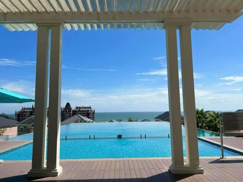 ein Swimmingpool mit Blick auf das Meer in der Unterkunft 3BR Villa Novaworld Phan Thiet in Bình Tú