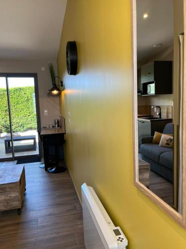 - un salon avec un miroir et un canapé dans l'établissement Sun Oasis Le Cocon, à Bretignolles-sur-Mer