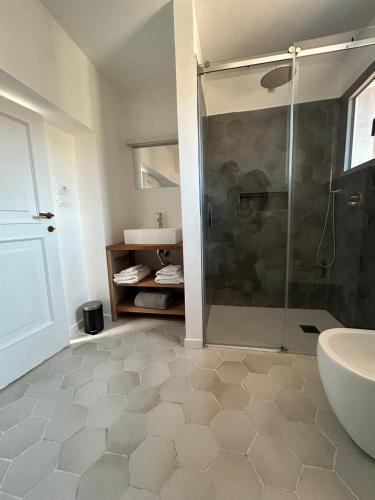 un bagno con doccia e lavandino di Isabel Apartment ad Ancona