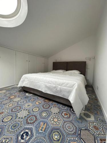 una camera da letto con un letto con pavimento a mosaico di Isabel Apartment ad Ancona